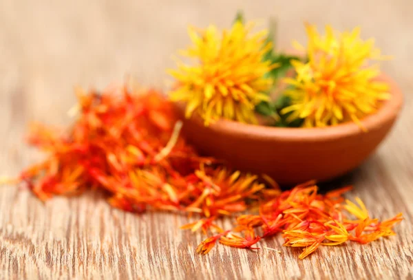 Safflowers dalam mangkuk tanah liat — Stok Foto