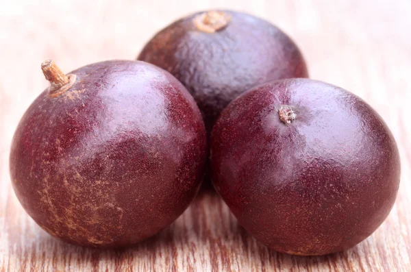 Flacourtia fruits on wood — Stock Photo, Image