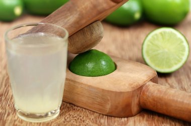 Limon suyu meyve sıkacağı ile