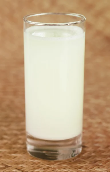 Frische Milch im Glas — Stockfoto