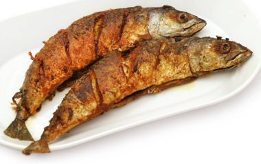 Atlantik uskumrusu beyaz tabakta kızardı.