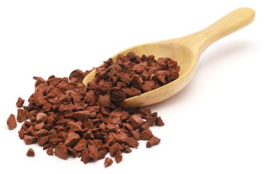 Beyaz arka planda izole edilmiş baharatlı betel fındığı parçaları.