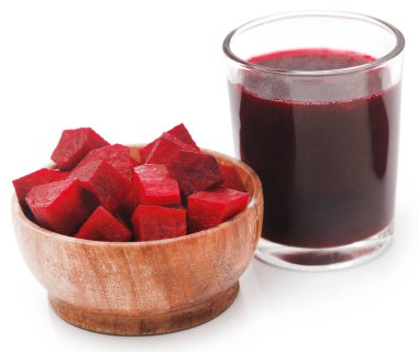 Bardakta meyve suyu olan kırmızı bir pancar. 