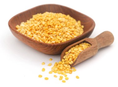 Ahşap kasede kızartılmış mung mercimek ve kepçe