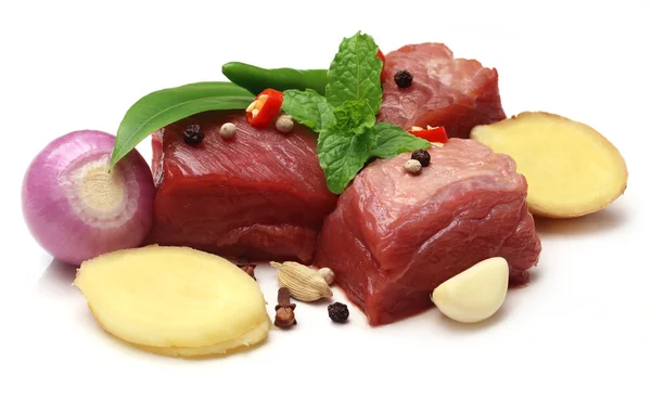 Carne crua com especiarias — Fotografia de Stock