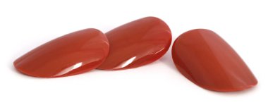 Beyaz arkaplanda yapay çiviler izole edildi