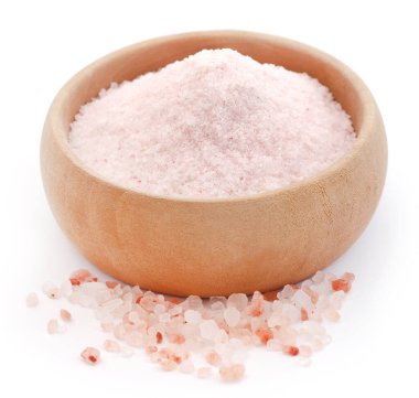 Himalaya pembe tuzu beyaz arka planda ahşap kasede