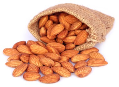 Bir çuval gelen taze badem