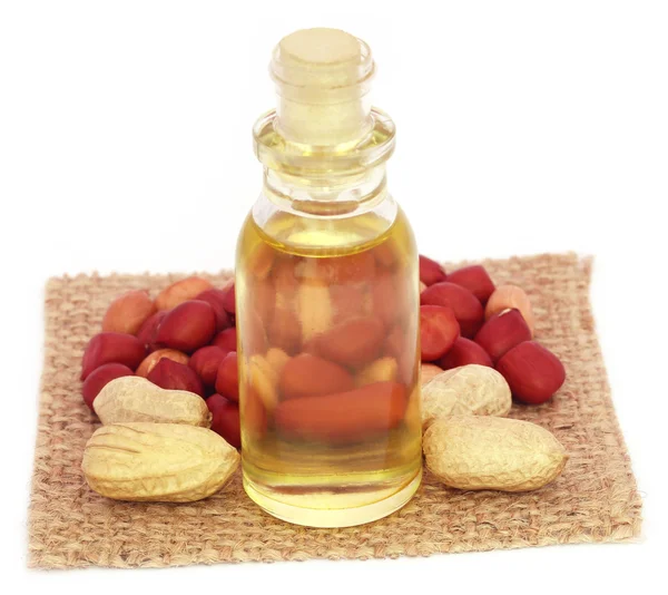 Amendoim fresco com óleo de cozinha — Fotografia de Stock