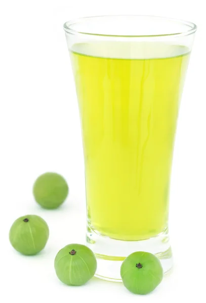 Травяной сок амла со свежими фруктами — стоковое фото