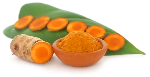 Raw turmeric with green leaves — Stock Photo, Image