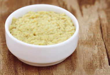 Beyaz bir kase ezilmiş zencefil