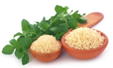 kahverengi şeker stevia yaprakları ile kaba kristalleri