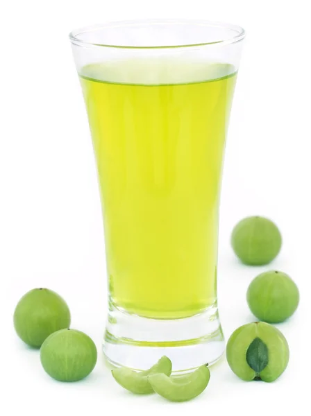 Травяной сок амла со свежими фруктами — стоковое фото