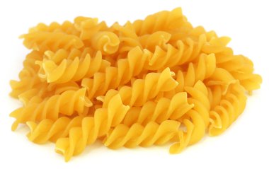 Beyaz arka plan üzerinde makarna