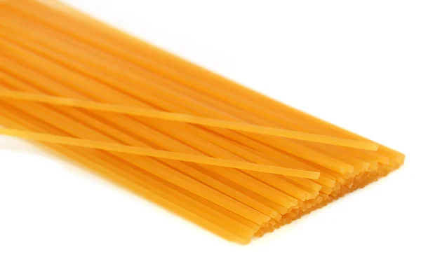 Espaguetis crudos sobre fondo blanco —  Fotos de Stock