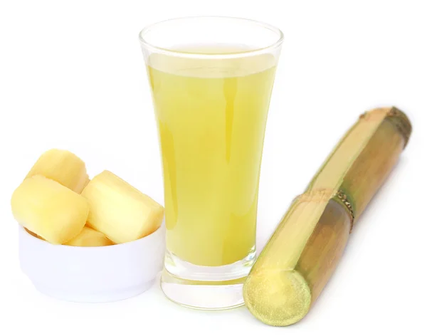 Pieza de caña de azúcar con jugo — Foto de Stock