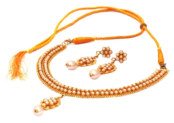 Индийское ожерелье из золота и жемчуга — стоковое фото