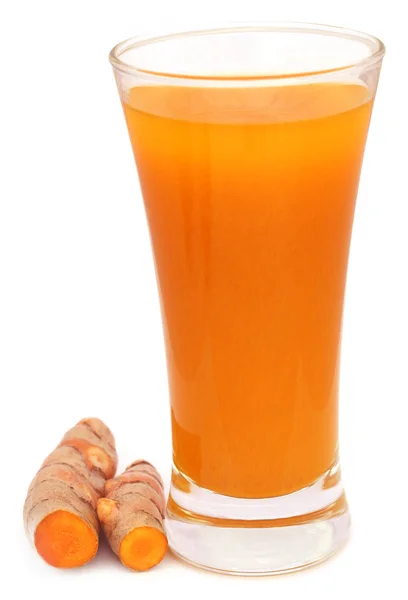 Cúrcuma fresca con extracto en un vaso — Foto de Stock