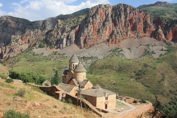 Noravank είναι ένα Αρμενικό μοναστήρι του 13ου αιώνα, βρίσκεται 122 χλμ από Ερεβάν σε ένα στενό φαράγγι γίνεται από τον ποταμό Amaghu. Αρμενία. — Φωτογραφία Αρχείου