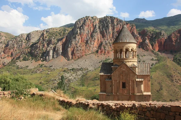 Noravank είναι ένα Αρμενικό μοναστήρι του 13ου αιώνα, βρίσκεται 122 χλμ από Ερεβάν σε ένα στενό φαράγγι γίνεται από τον ποταμό Amaghu. Αρμενία. — Φωτογραφία Αρχείου