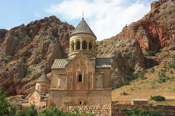 Noravank είναι ένα Αρμενικό μοναστήρι του 13ου αιώνα, βρίσκεται 122 χλμ από Ερεβάν σε ένα στενό φαράγγι γίνεται από τον ποταμό Amaghu. Αρμενία. — Φωτογραφία Αρχείου