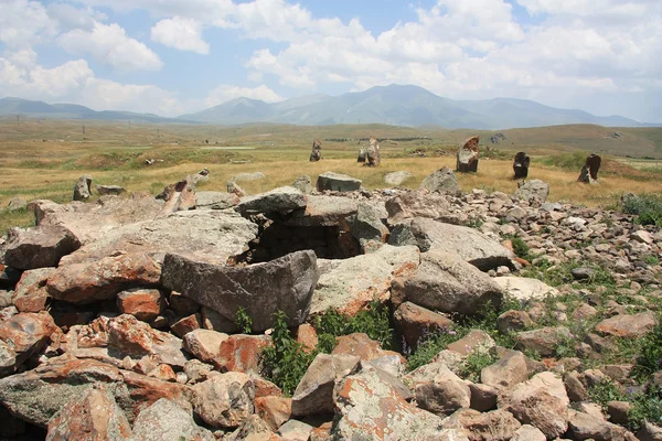 Zorats Karer o Carahunge es un sitio arqueológico prehistórico cerca de la ciudad de Sisian. Armenia — Foto de Stock