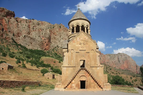 Noravank é um mosteiro armênio do século XIII, localizado a 122 km de Erevan, em um estreito desfiladeiro feito pelo Rio Amaghu. Arménia . Fotos De Bancos De Imagens