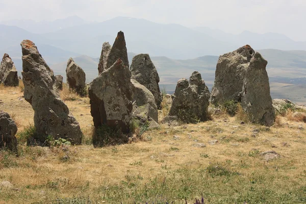 Zorats Karer ou Carahunge é um sítio arqueológico pré-histórico perto da cidade de Sisian. Arménia Imagens De Bancos De Imagens