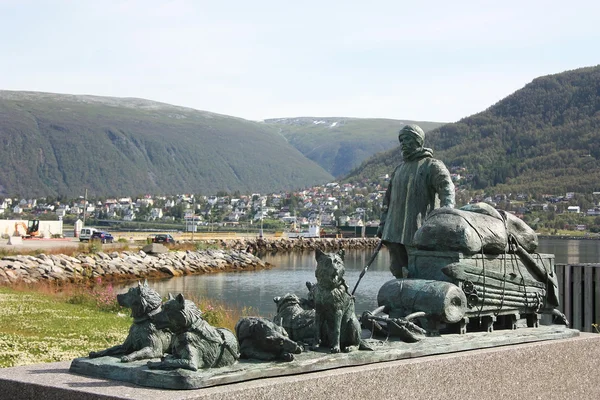 Monument av helmer hanssen i Tromsö — Stockfoto