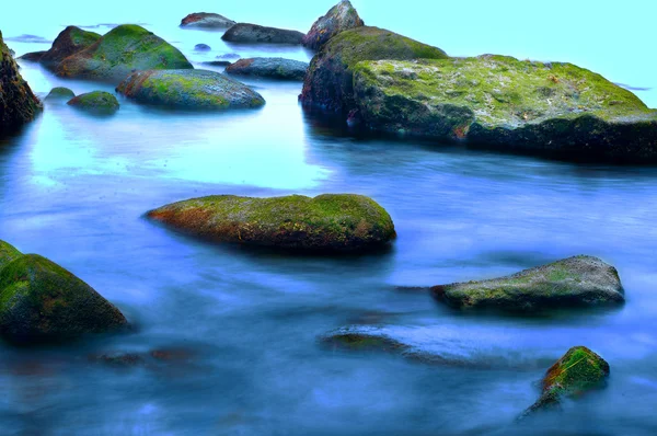 現実的な水と岩 — ストック写真