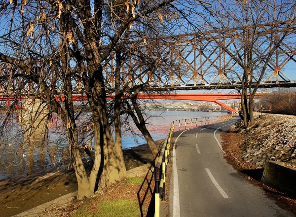 Strada ciclabile vuota lungo il fiume — Foto Stock