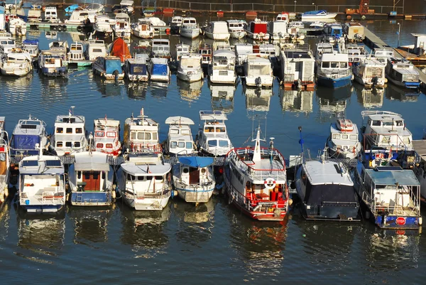 Διάφορα σταθμευμένα πλοία σε σειρά Φωτογραφία Αρχείου