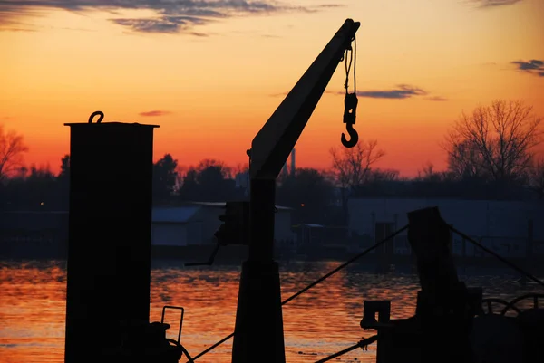 Cran βάρκα και ηλιοβασίλεμα στο ποταμό Sava Εικόνα Αρχείου