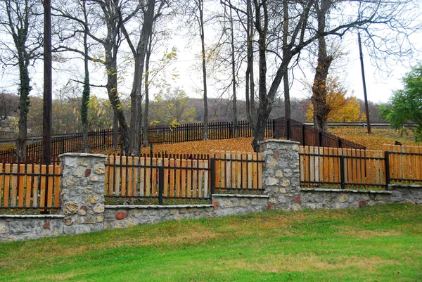 Kámen a dřevěný plot — Stock fotografie