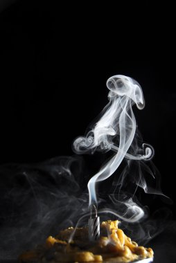 Koyu arka plan beyaz mum dumana