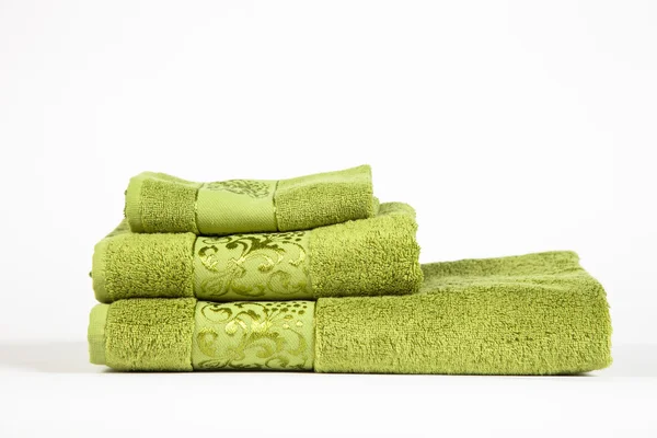 Stapel grüner Badetücher — Stockfoto