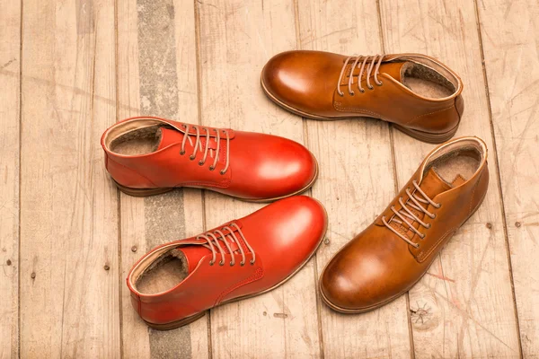 Muži hnědé a červené boty — Stock fotografie