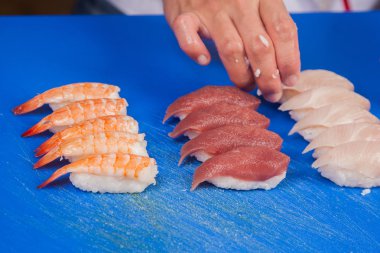 Japon suşi rulo hazırlamak