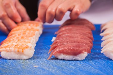 Japon suşi rulo hazırlamak