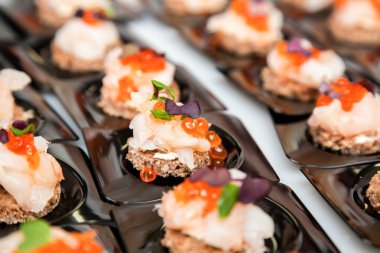 Somon Yumurta, Balık ve otlar kanepeler