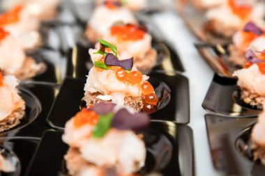 Somon Yumurta, Balık ve otlar kanepeler