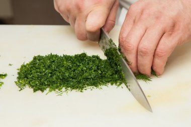 Kesme tahtasındaki dereotu