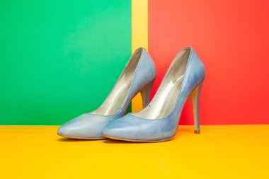 Mavi yüksek topuklu ayakkabı