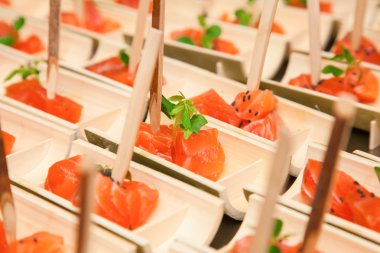 baharat bambu tarih ile Çiğ somon fileto