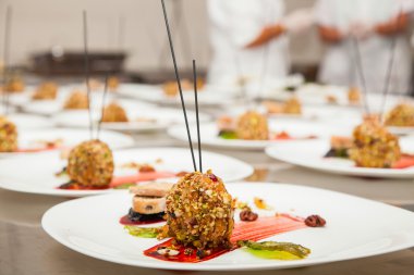 bir şekilde dekore edilmiş meze