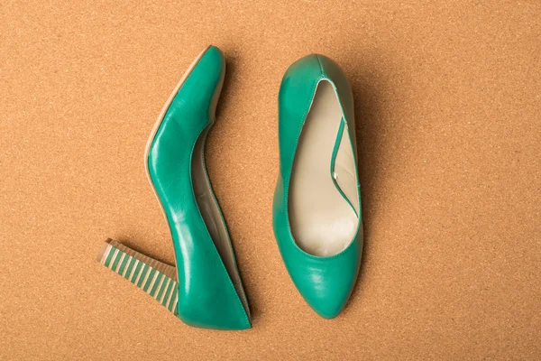 Groene hoge hakken schoenen — Stockfoto