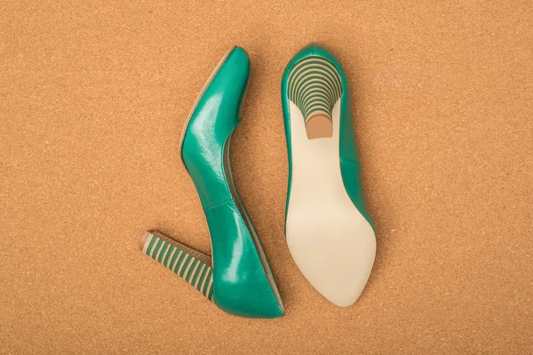 Groene hoge hakken schoenen — Stockfoto