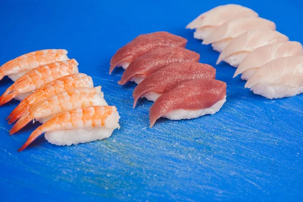 Preparar rollos de sushi japonés —  Fotos de Stock