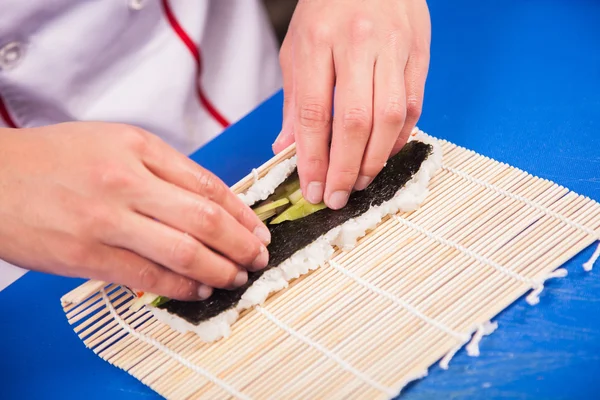 Préparer des rouleaux de sushi japonais — Photo